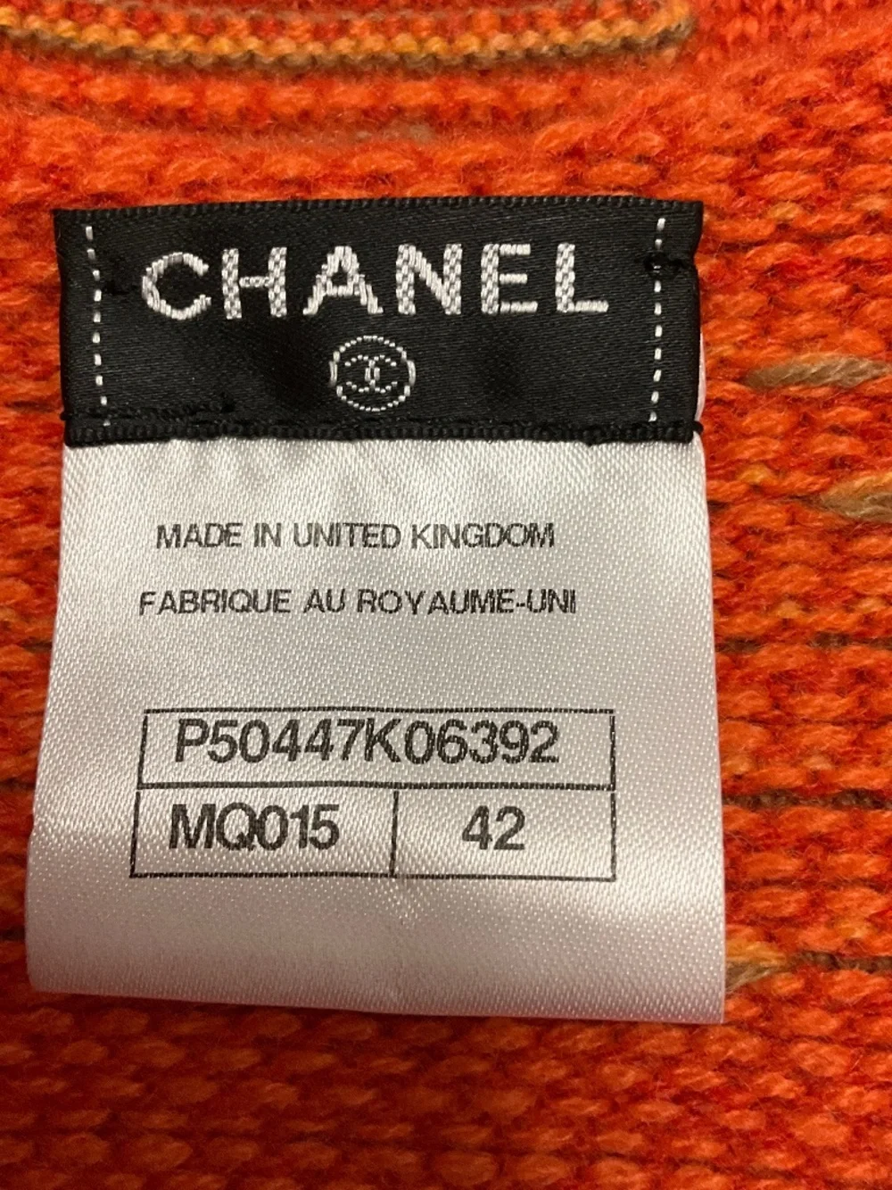 CHANEL RARE ORANGE / TAN RIBBED CASHMERE KNIT PULLOVER SWEATER WITH CC LOGO PLAQ